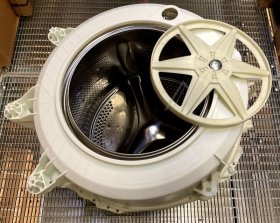 Tub Flap - Tub 43010672 + Pulley [Candy Hoover]
